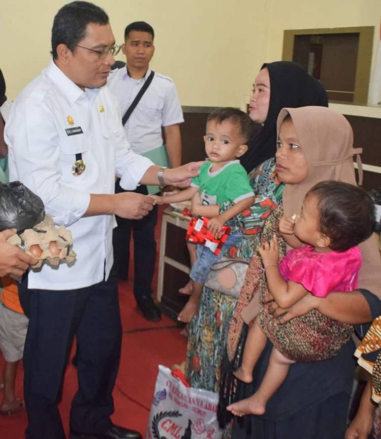 Pj Bupati Palas Beri Makanan Tambahan kepada Anak dan Keluarga Berisiko Stunting