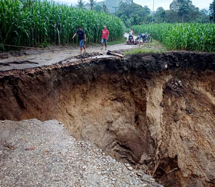 Jalan Penghubung Dusun di Desa Sarintonu Dairi Putus Total, 400 KK Terisolasi