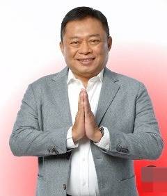 Gaya Lebaran Ririek Adriansyah