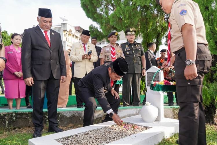 Pj Gubernur Pimpin Ziarah ke Makam Pahlawan