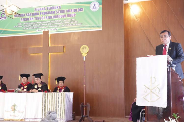 Ephorus Hadiri Wisuda 52 Lulusan STB HKBP Prodi Misiologi