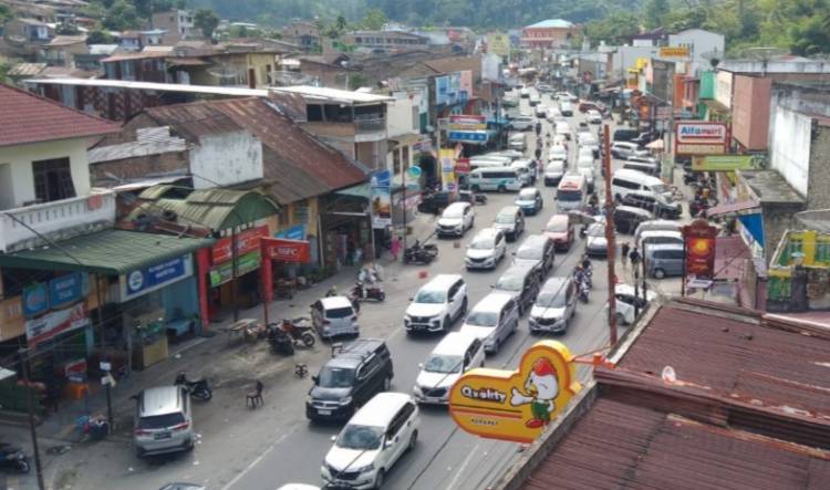 Arus Lalin di Jalan Utama Sisingamangaraja Parapat Padat Lancar