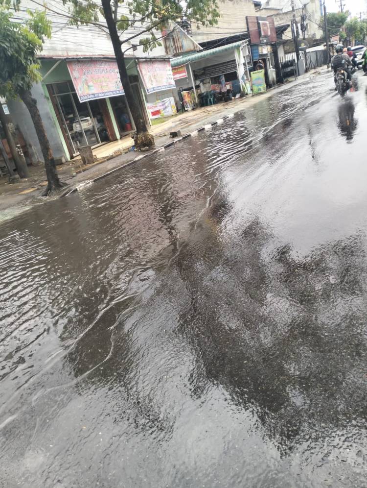 Lagi Jalan Abdul Hakim Banjir, Perlu Perbaikan Drainase