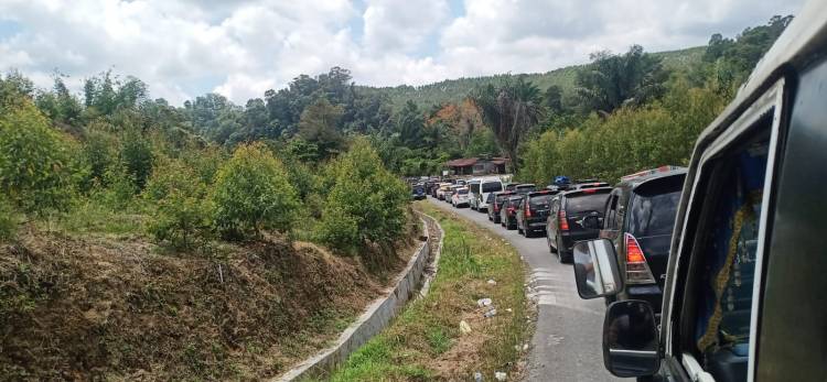 Arus Lalin di Jalan Alternatif Lingkar Luar Parapat Simpang Palang Macet