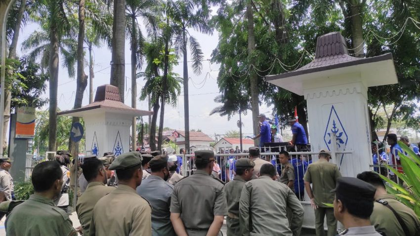 Ratusan Buruh Aksi Damai di Kantor Bupati Deliserdang Minta UU Cipta Kerja dan PPh 21 Dicabut