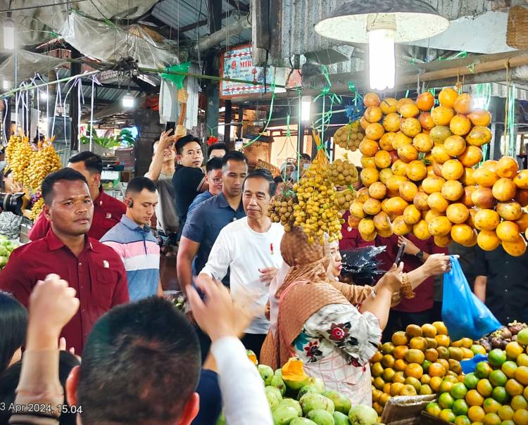 Presiden Jokowi Belanja di Pasar Buah Berastagi Karo