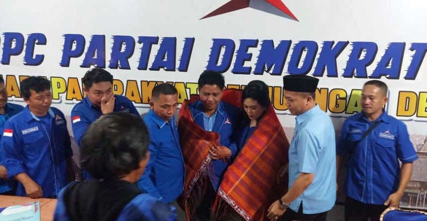 Ratusan Pendukung Antar Halim Lumban Batu Mendaftar Balon Bupati Dairi ke Demokrat