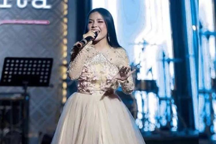 Finalis Indonesian Idol Novia Situmeang Isi KKR Paskah GPdI di Medan