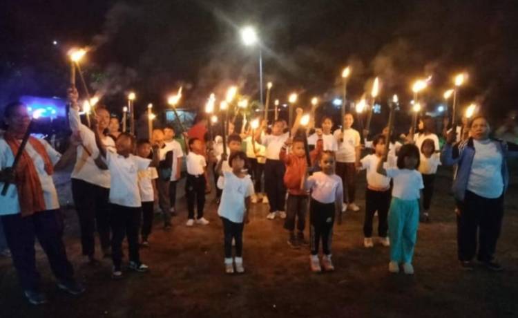 Anak-anak Sekolah Minggu HKBP Pawai Obor dan Berbagi Telur Paskah di Tanjungbalai