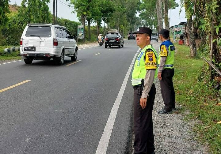 Bantu Kelancaran Arus Lalin, Personel Polres Pematangsiantar Siaga di Penggal Jalan