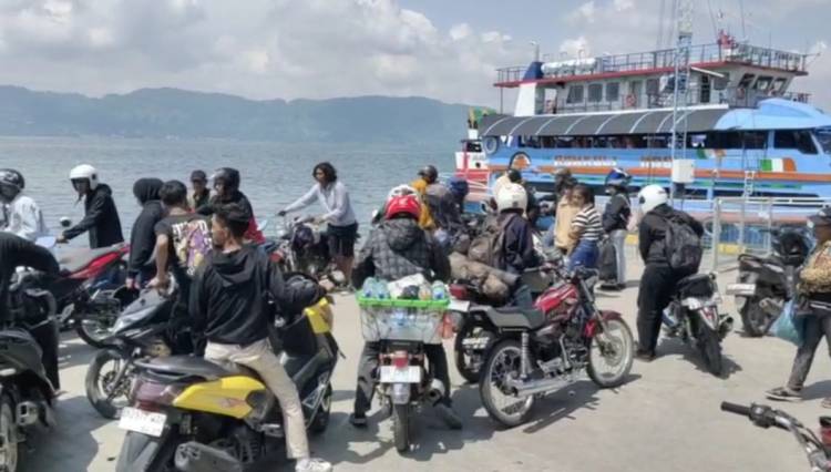 Banyak Pengendara Sepeda Motor Naik Kapal Kayu Menyeberang ke Pulau Samosir