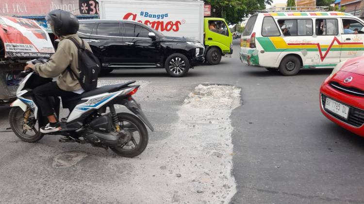 Lubang Menganga di Simpang Jalan Selamat Ketaren Ancam Keselamatan Pengendara