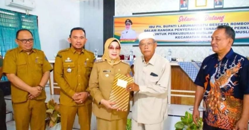 Plt Bupati Serahkan Sertifikat Tanah Hibah untuk Pekuburan Muslim dan Kristen di Bilah Hulu