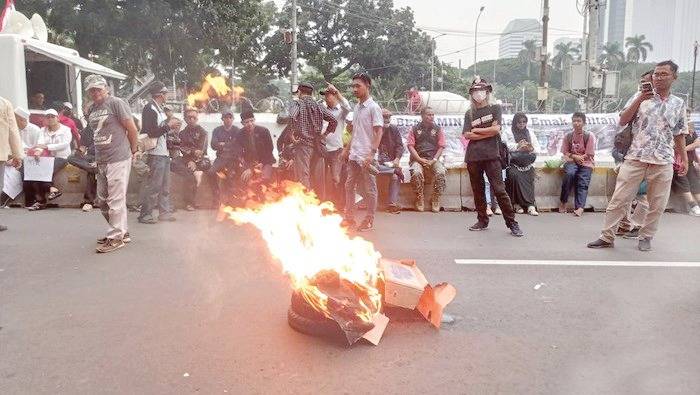 Protes Pemilu 2024, Massa Demo di Patung Kuda Bakar Ban