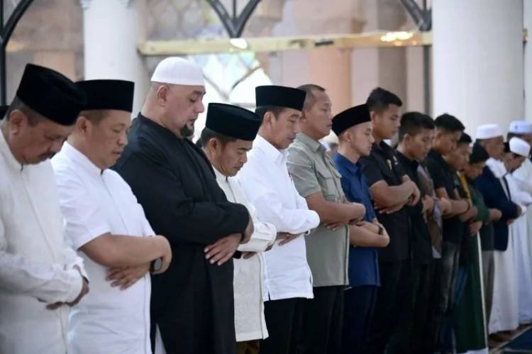 Jokowi Salat Jumat di Masjid Agung Kota Medan