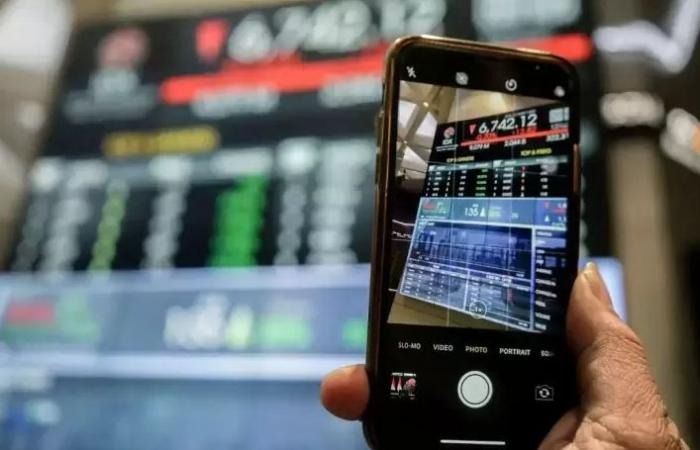 Bergerak Anomali di Akhir Pekan, IHSG dan Rupiah Parkir di Zona Merah