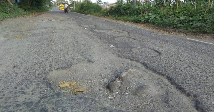 Jelang Mudik Lebaran, Jalan Provinsi Tigarunggu-Raya Rusak Parah