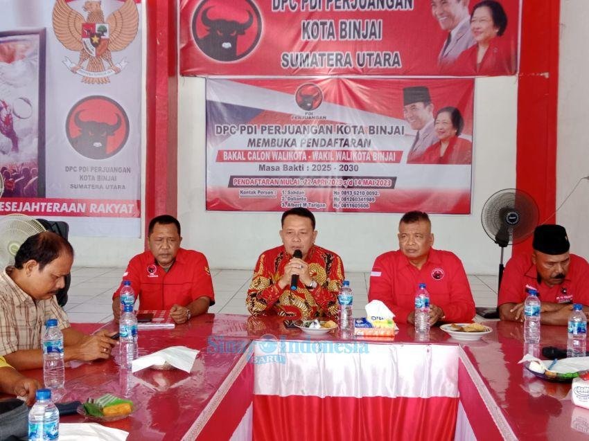 Memakai Baju Batik Warna Merah, Ketua DPD Golkar Binjai H Kires Daftar Calon Wali Kota ke PDIP
