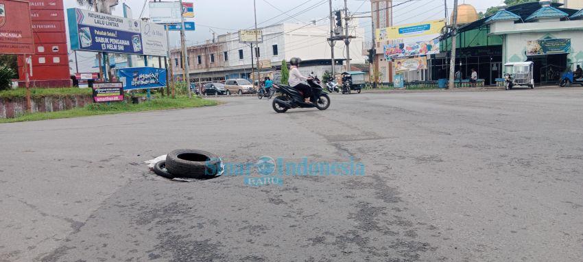 Berlubang, Jalinsum Simpang Rambung Tebingtinggi Ditutupi Ban Bekas