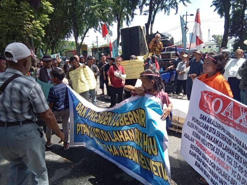 Warga KTM dan HPPLKN Usung "Keranda Mayat" ke  DPRD Tuntut Penyelesaian Lahan Eks HGU PTPN II
