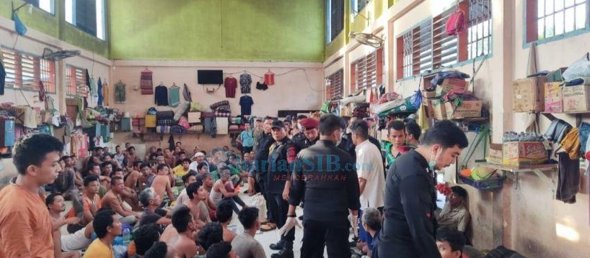 Lapas Labuhan Ruku Razia Kamar Hunian Warga Binaan