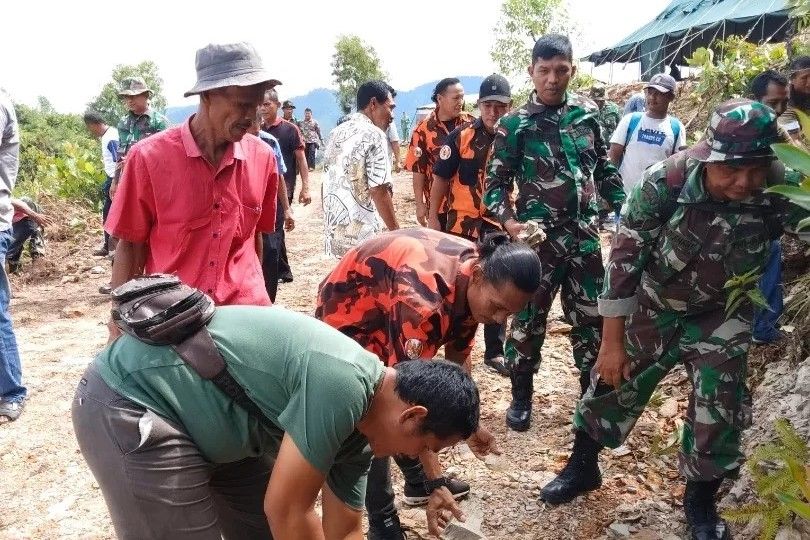 Kodim 0211/TT dan Warga Gotong Royong Kerjakan Pembukaan Jalan Sepanjang 3,6 Km