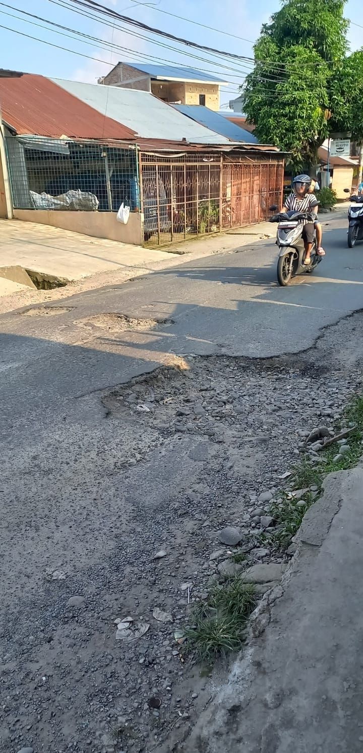 Pemerintah Diminta Segera Perbaiki Lobang di Jalan Luku I