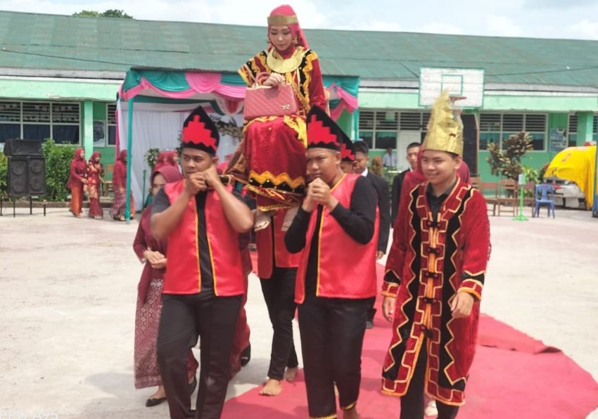 Siswa MAN Pematangsiantar Peragakan Budaya Pernikahan Etnis di Sumut