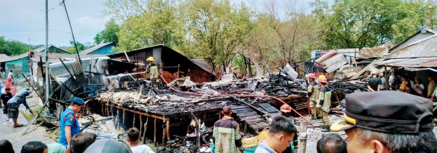 4 Rumah Panggung di Belawan Terbakar