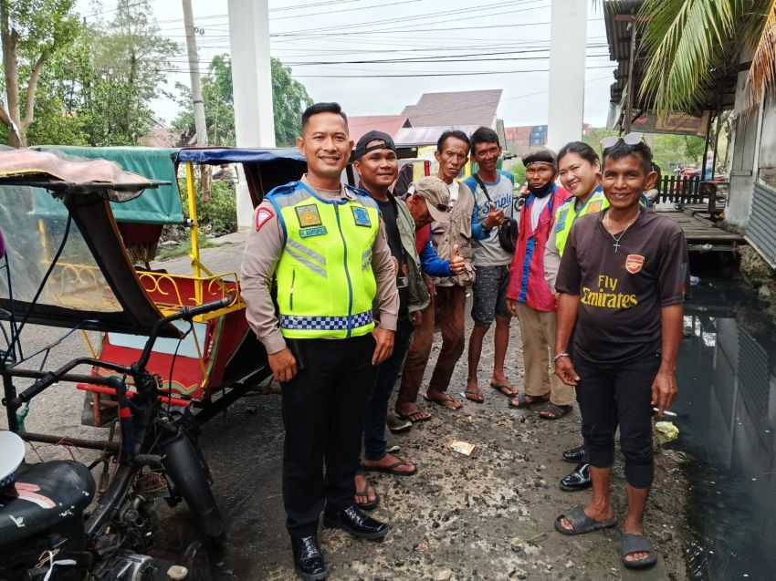 Polres Belawan Bagikan Brosur Keselamatan Berlalu Lintas kepada Pengemudi Betor