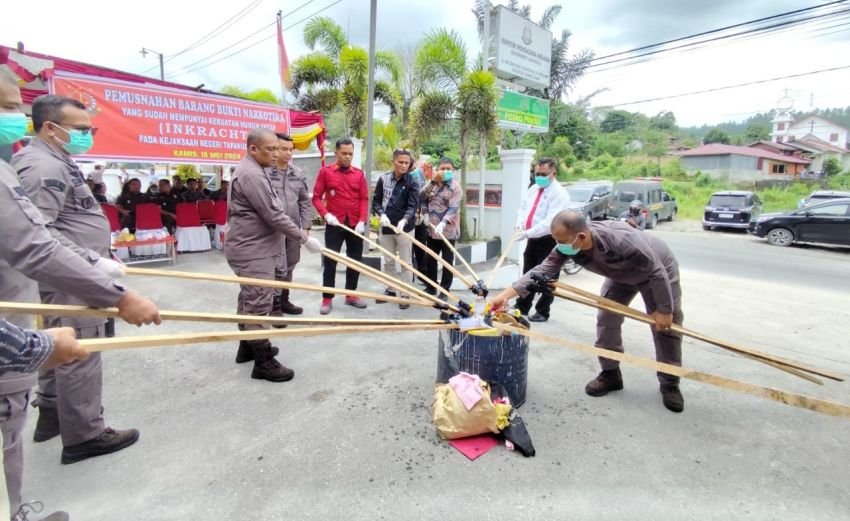 Kejari Taput Musnahkan Barang Bukti