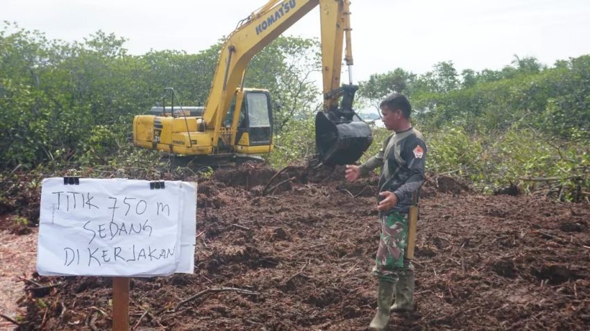 Percepat Pekerjaan Jalan, Satgas TMMD 102 Kodim 0211/TT Kerahkan Alat Berat