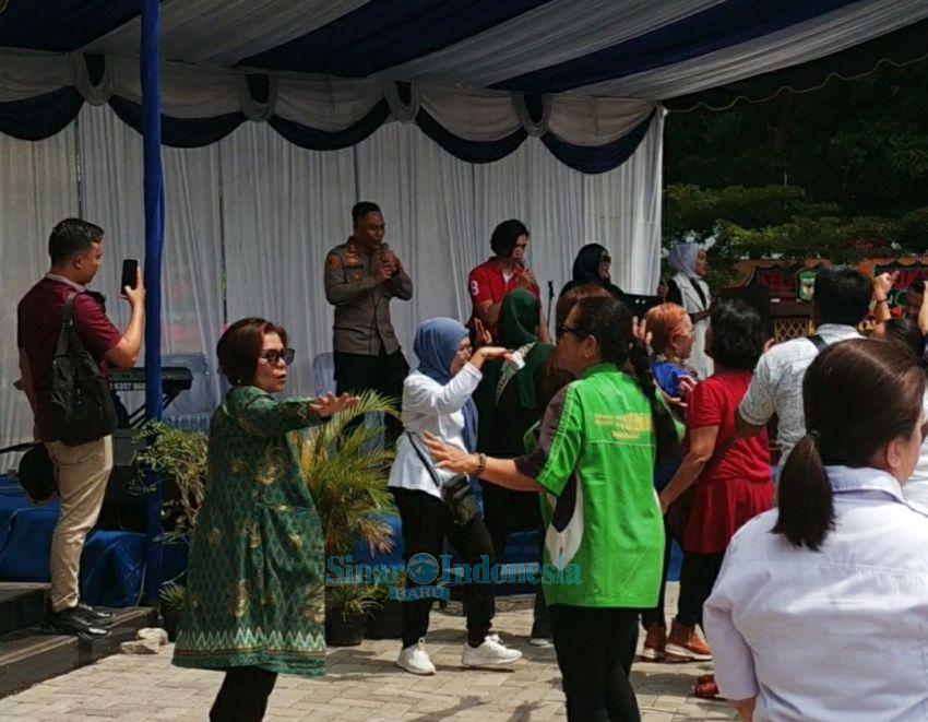 Rayakan Hari Buruh, Kapolres Pematangsiantar Ajak Massa Joget Bersama