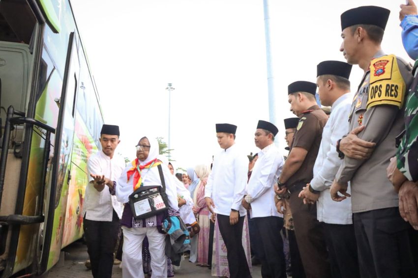 Lepas Jamaah Calon Haji, Bupati Sergai Pesan Jaga Kesehatan Selama Ibadah
