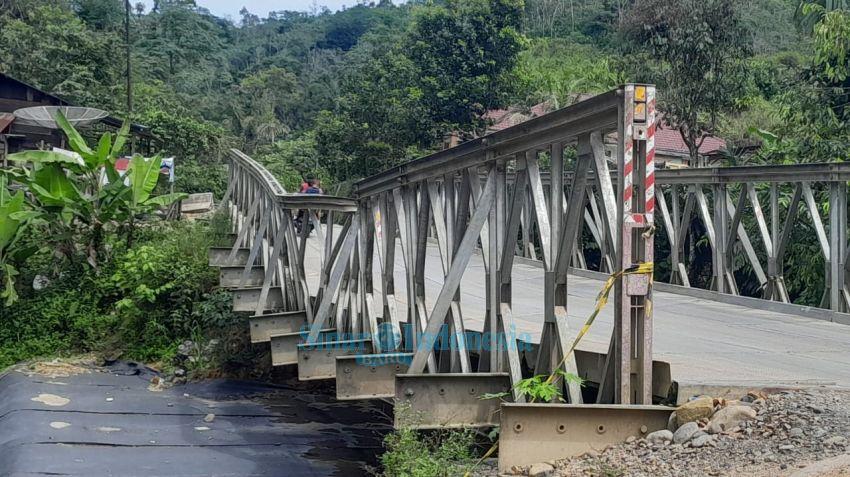 Setahun Perbaikan Jalan Longsor di Desa Bonan Dolok Tapteng Belum Rampung, Jembatan Sementara Sudah Miring