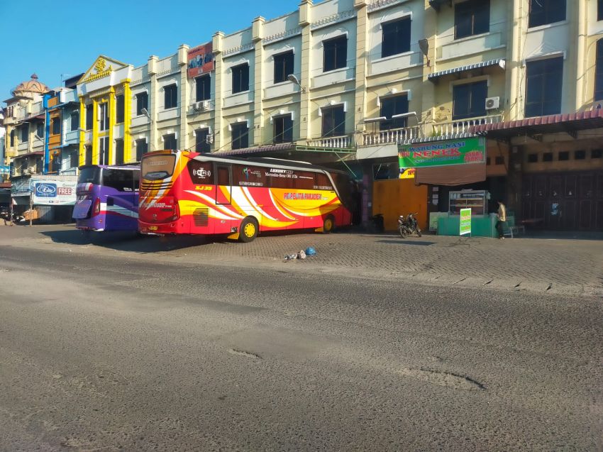 Bagai Tak Tersentuh, Bus AKDP Tetap Mangkal dan Angkut Penumpang dari Kawasan Unimed