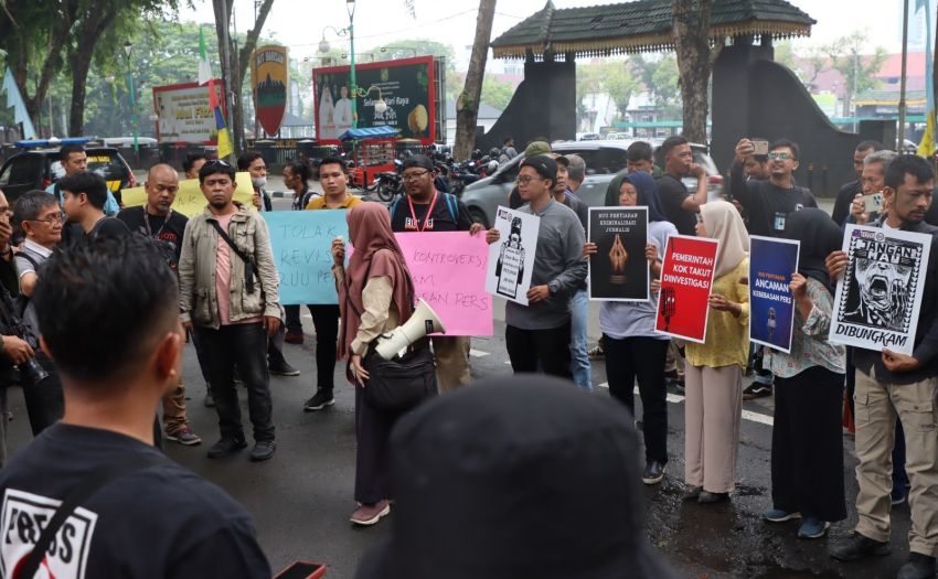 Jurnalis Unjuk Rasa ke DPRD SU Tolak RUU Penyiaran "Kebiri" Kegiatan Pers