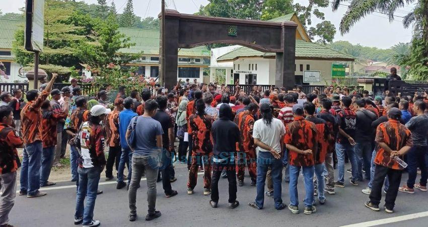 Jelang Sidang Tuntutan Terbit Rencana Peranginangin, Ratusan Orang Berseragam Datangi Kejari Langkat