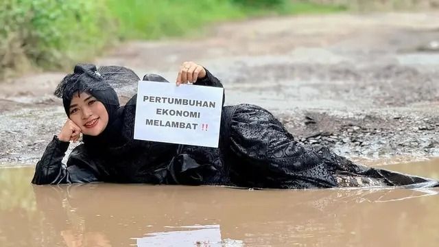 Selebgram Ummu Hani Berpose di Jalan Rusak Lampung Selatan Jadi Sorotan Media Asing