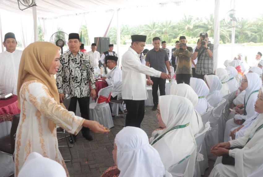 Bupati dan Wabup Tepung Tawar 322 Calon Jamaah Haji Sergai