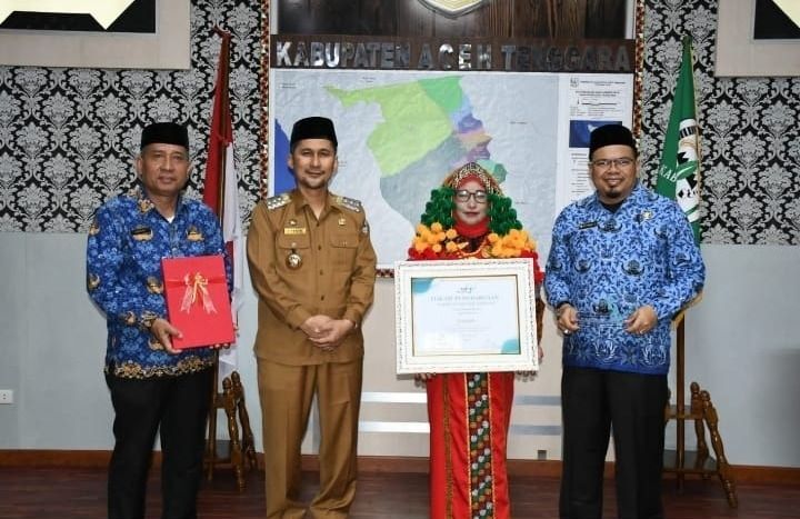 Juredah Terima Penghargaan OASE- KIM Dari Ibu Negara