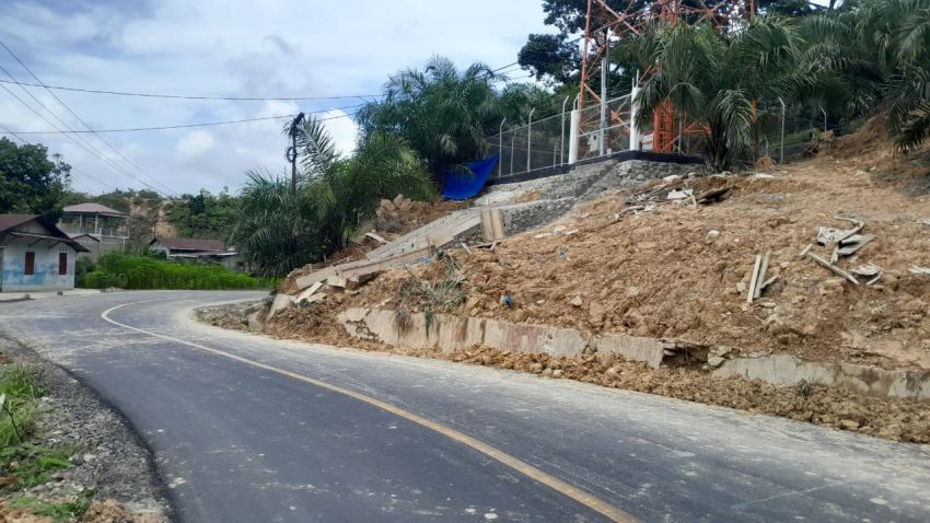 Jalan Nasional yang Rusak di Sorkam Tapteng Sudah Mulus, Pihak Tower Belum Buat Proteksi Lahan