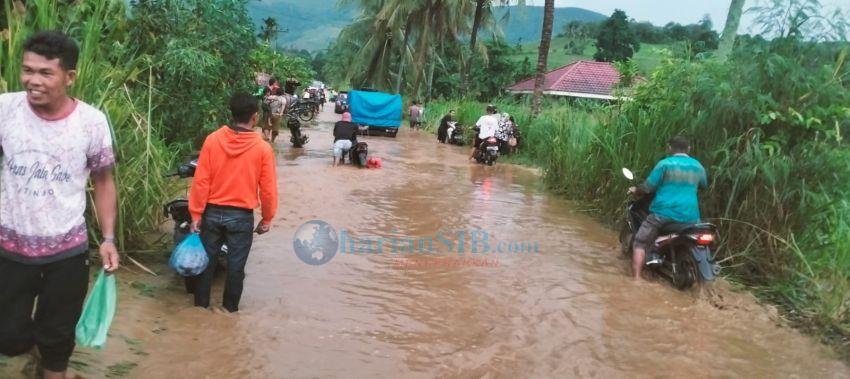 Puluhan Kendaraan Terjebak Banjir di Jalan Renun Lau Baleng Karo