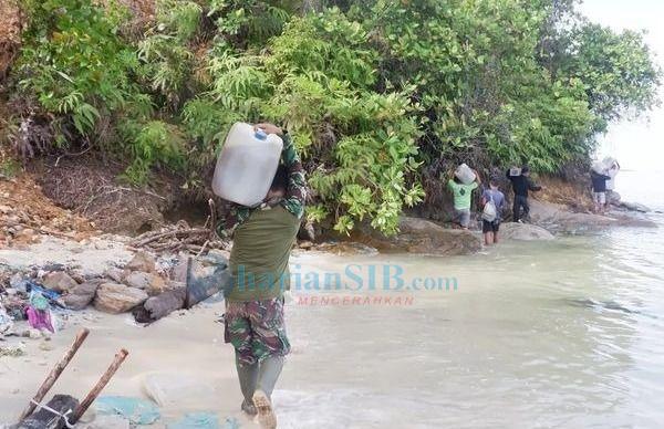 TNI dan Warga Bahu Membahu Optimalkan Pekerjaan Pembukaan Jalan di Lokasi TMMD 120 Kodim 0211/TT