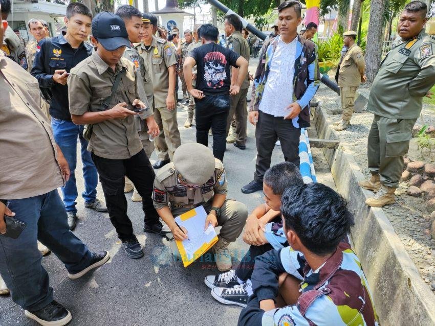 Ricuh, Sapma IPK Deliserdang Demo Kantor Bupati Minta Club Deli Indah Ditutup