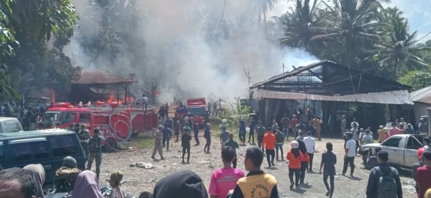 Bengkel, Warung Kopi dan 3 Rumah Terbakar di Padangsidimpuan