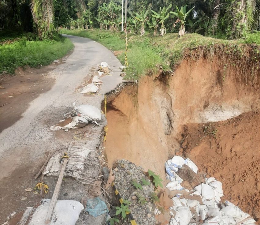 Diterjang Erosi, Jalan Kabupaten Penghubung STM Hilir-Bangun Purba Nyaris Putus