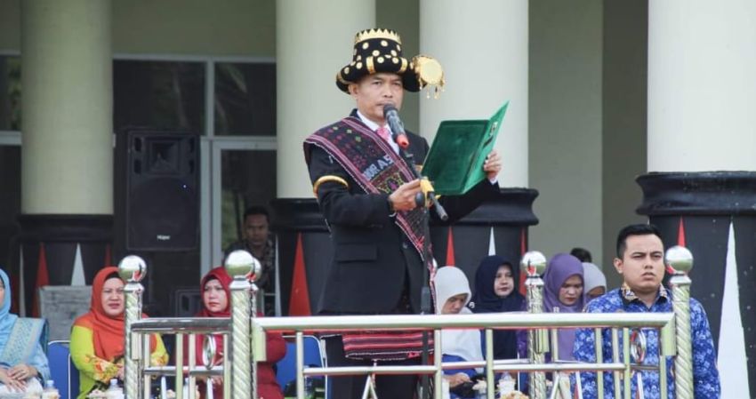 Sekda Palas Kenakan Pakaian Adat Tapsel, Pimpin Upacara Hardiknas