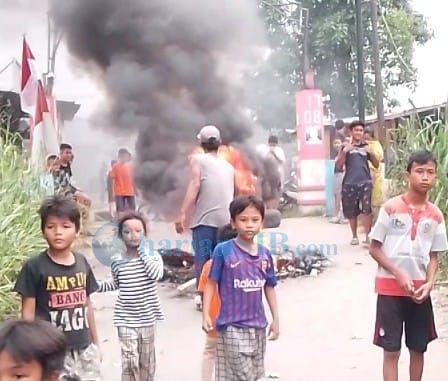 Tolak Eksekusi, Warga Blokir Jalan Utama Menuju Tanah Garapan di Labuhan Deli
