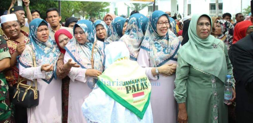 Sekda Berangkatkan 273 Jamaah Calhaj Bersama 3 Petugas Haji Asal Palas